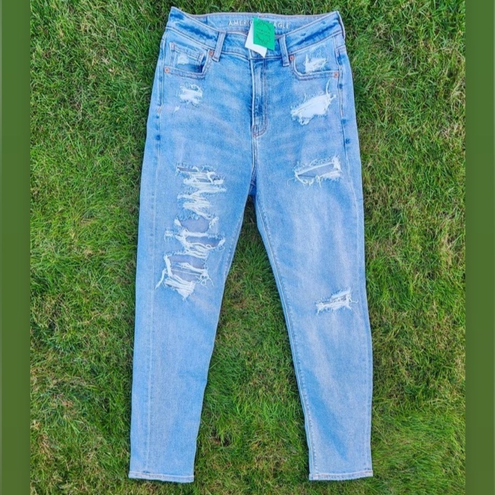 American Eagle High Waisted Distressed Lightwash Blue Denim Jeans with Butt Rip